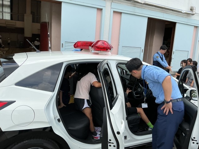 パトカーや白バイを見せていただいた様子