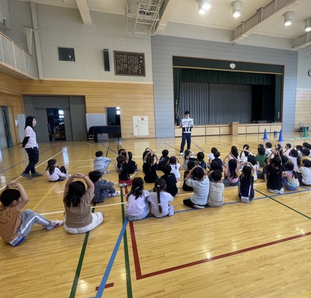 交通安全に関するクイズに答えています