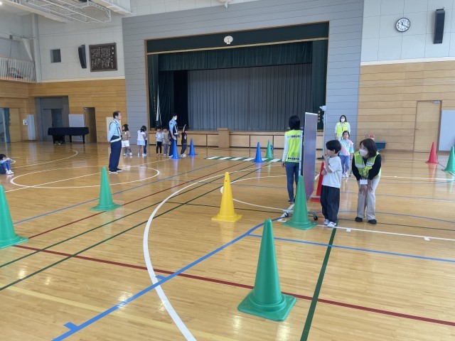 道路にはどんな危険があるのかを歩いて体験しています