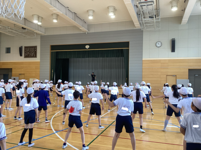 扇子を使った表現の練習