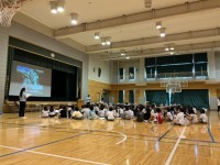 体育館で学習している様子