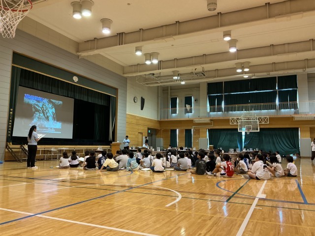 体育館で学習している様子