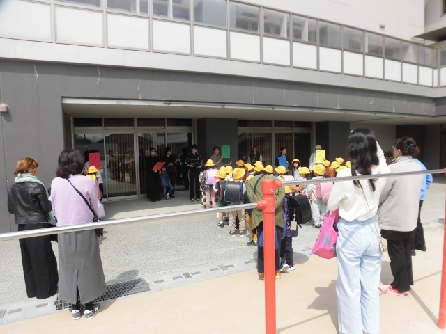 １年生の下校：PTA・保護者の皆様にお手伝いいただきました