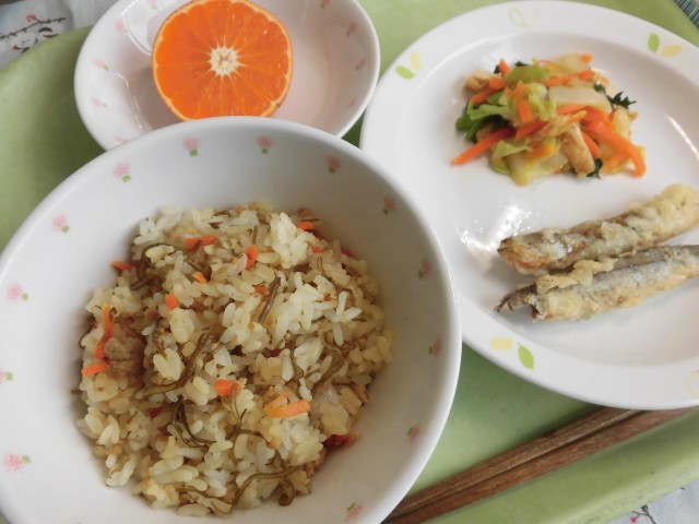 今日のくだものは『みはや』です。きれいなオレンジ色♪カット中の給食室にはとっても爽やかな香りでいっぱいになりました。