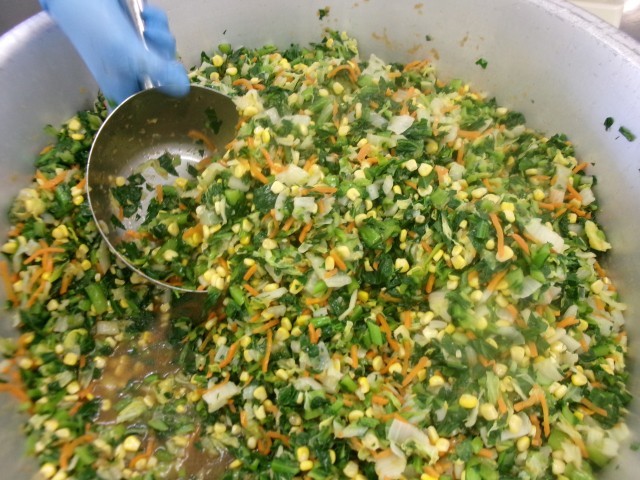 小松菜のサラダの配缶中