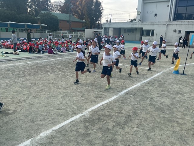 低学年、校庭で