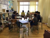 グループごとに話を聞いている様子