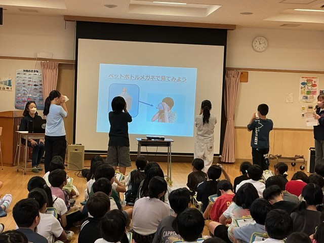 ペットボトルメガネで見え方を体験中。