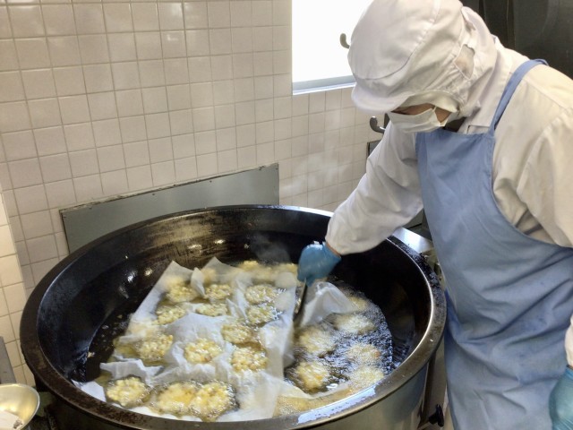 フリッターを揚げている様子