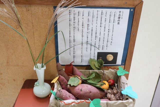 １年生の昇降口にも飾りました