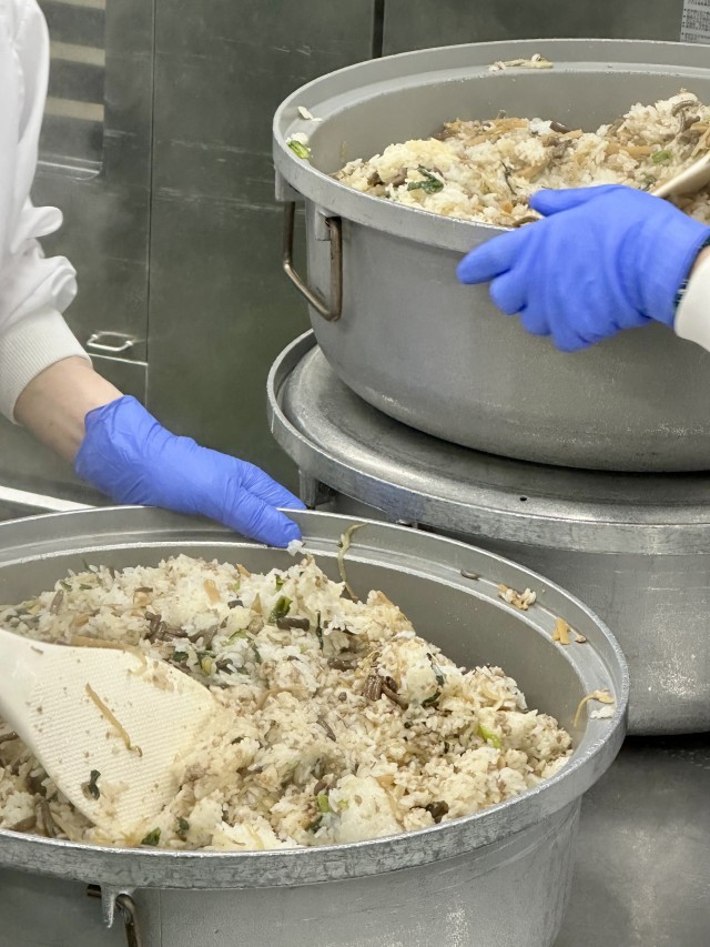 ビビンバの具を混ぜている様子