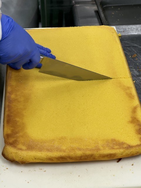 キャロットケーキを切っている様子