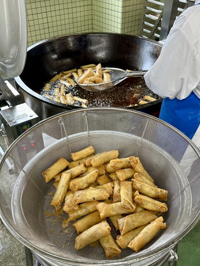 春巻きを油で揚げている様子