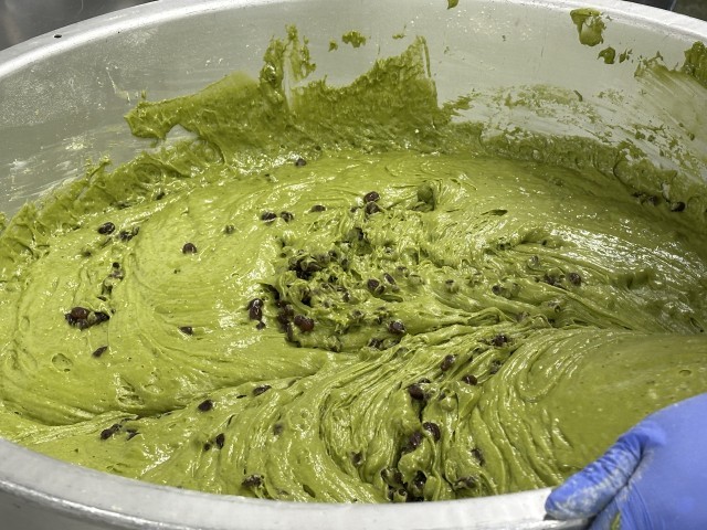 ケーキの生地を混ぜている様子