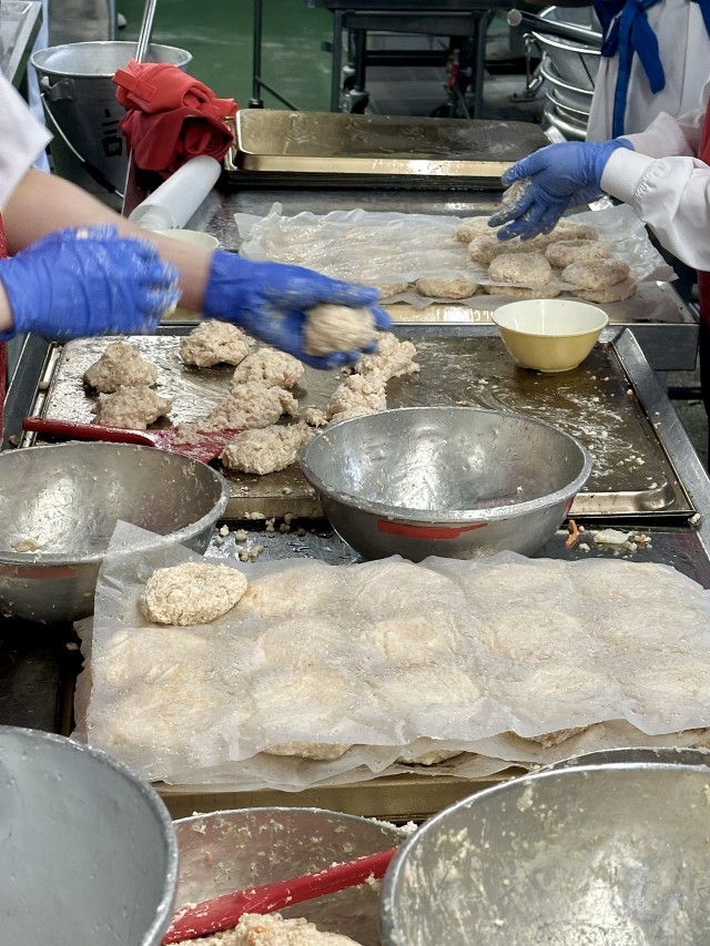 ひとつずつ丁寧に成形します。