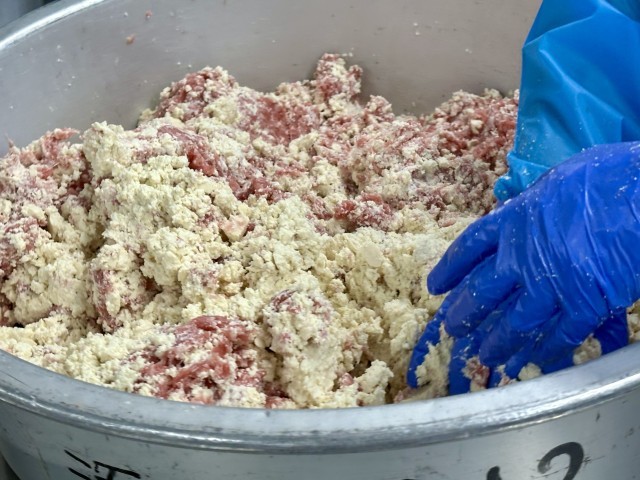 豆腐と豚挽肉を混ぜている様子