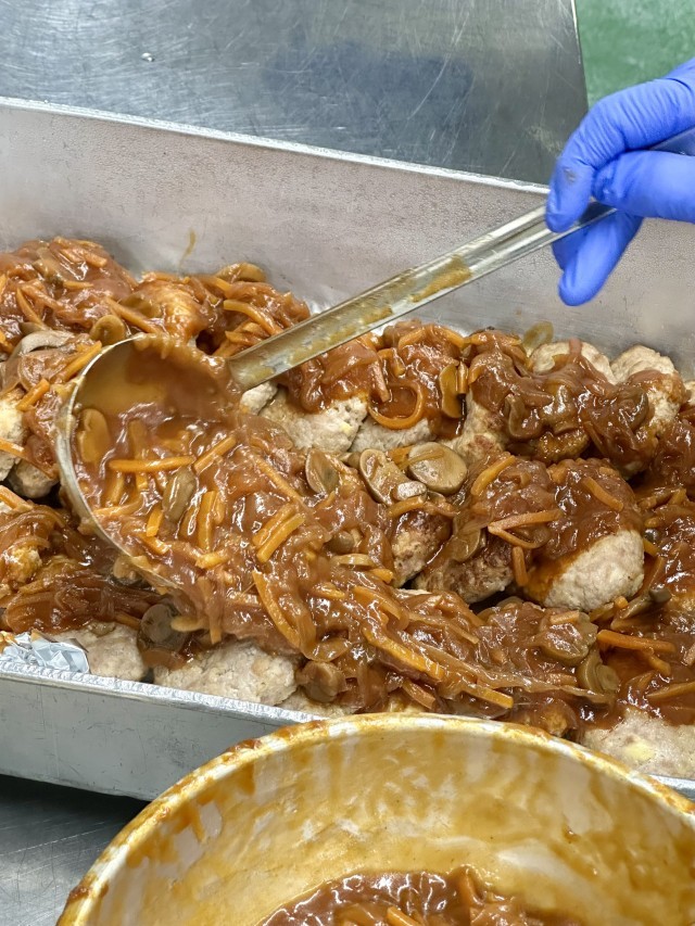 ソースをかけて完成です。