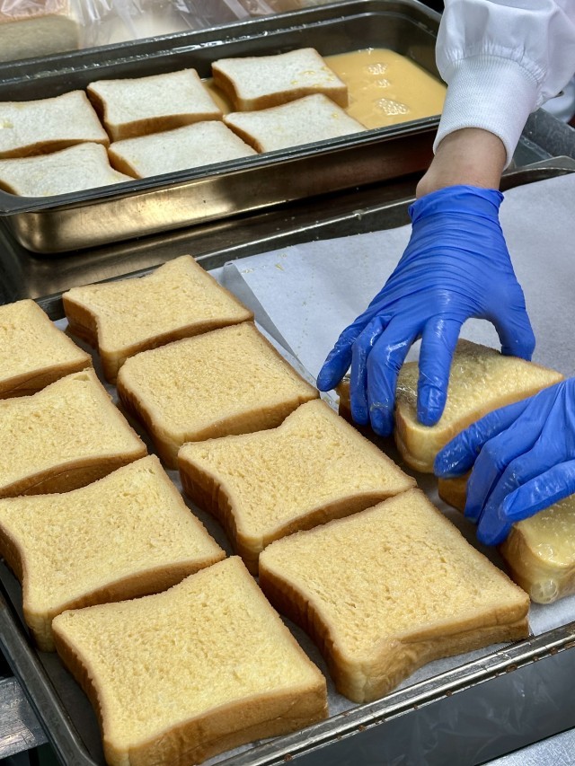 フレンチトーストを作っている様子