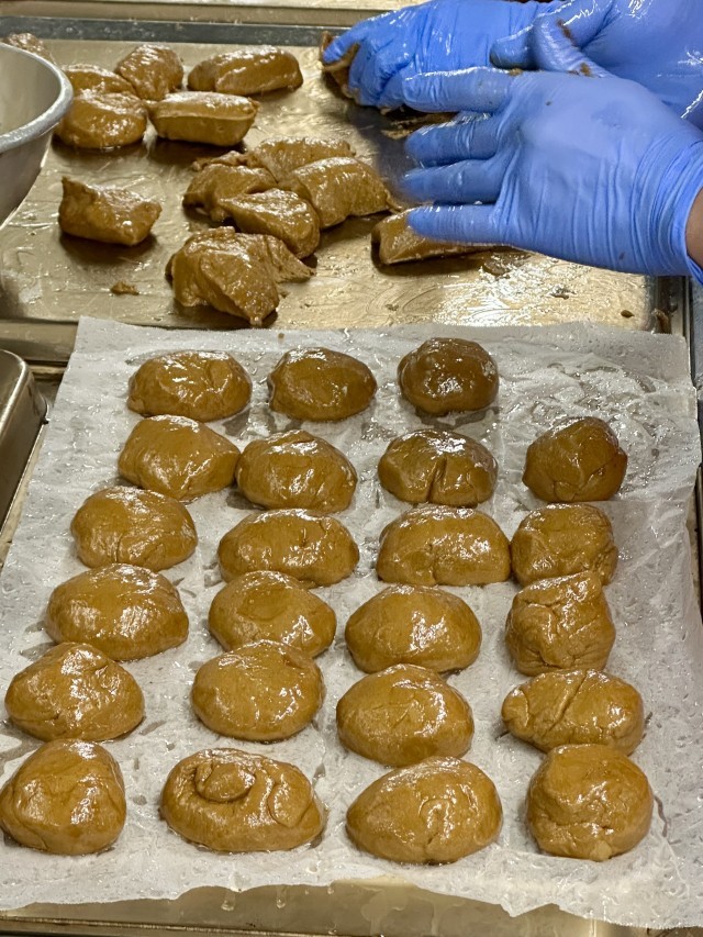 生地に黒糖を入れました