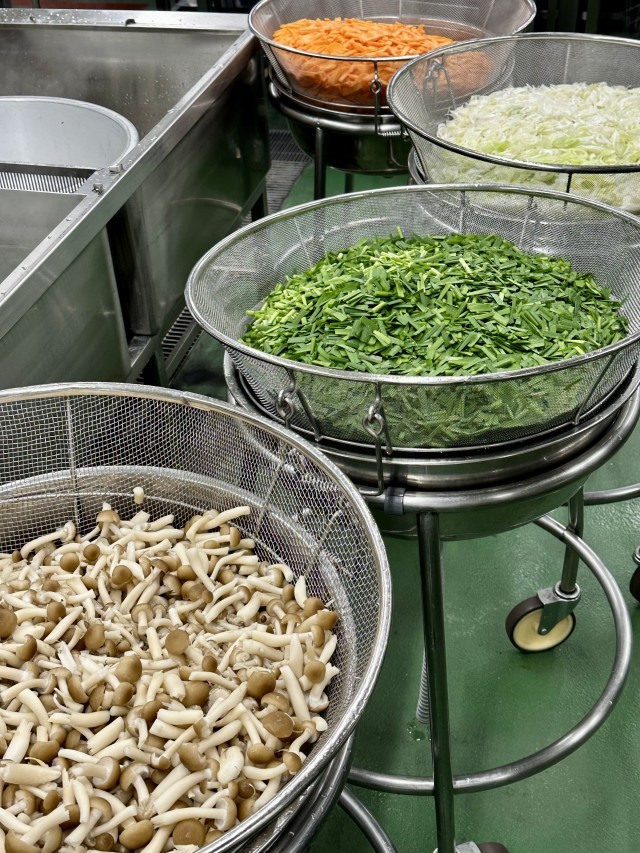 手前から、ぶなしめじ、にら、ねぎ、人参