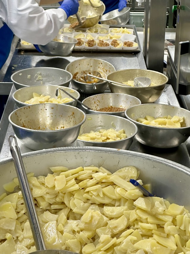 じゃがいものミート焼きを作っている様子