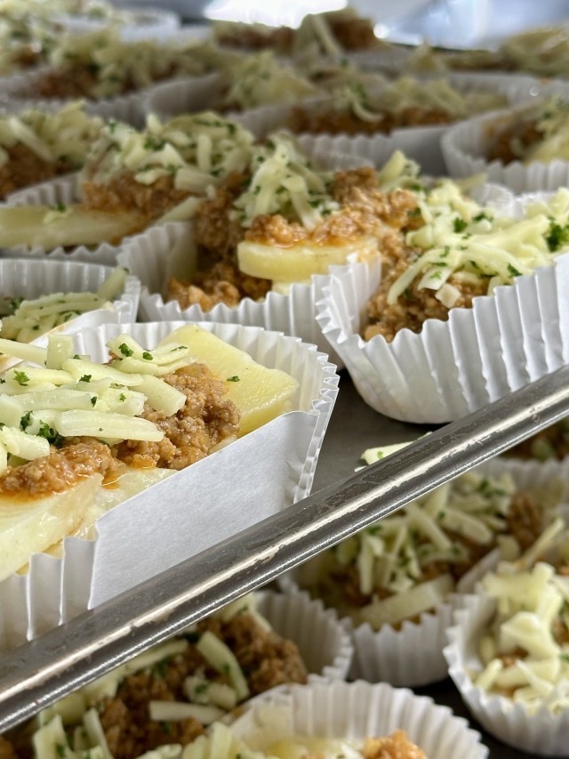 ピザチーズとパセリをふりかけてオーブンで焼きます