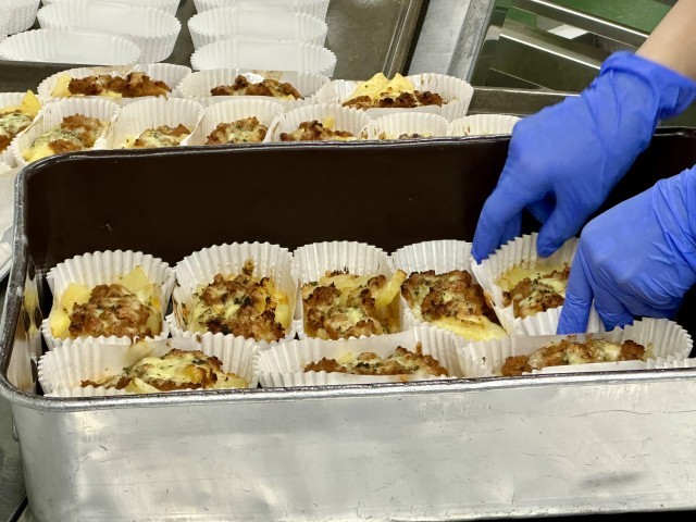 クラスごとに配缶をしている様子