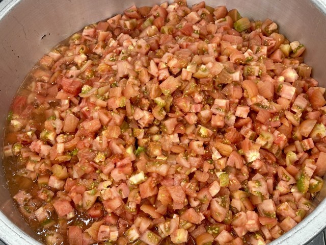 スープのトマトは、口当たりをよくするために湯剥きしました。