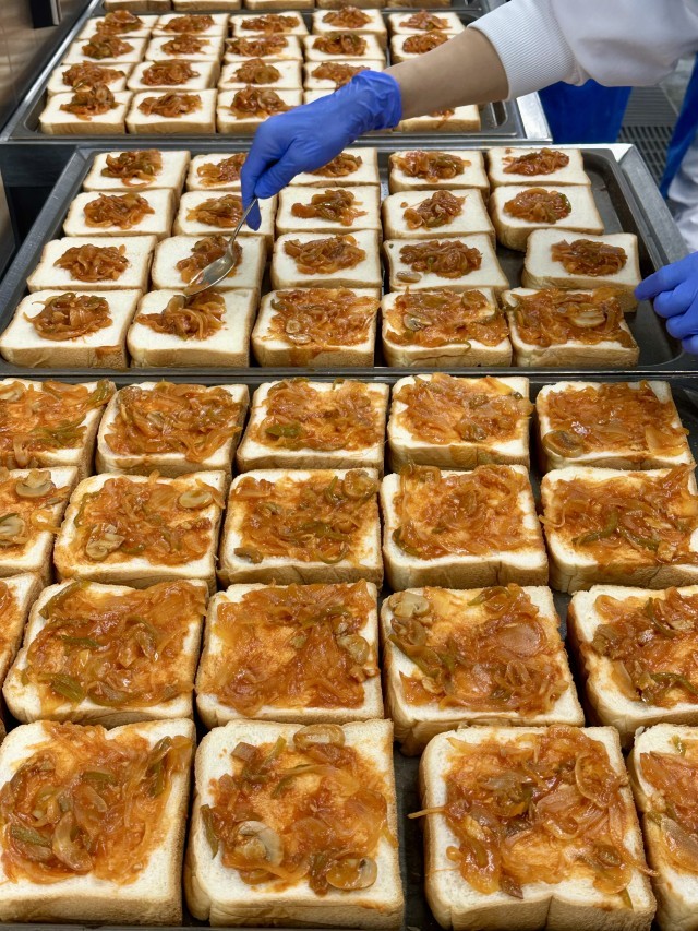 食パンにピザソースを塗っている様子