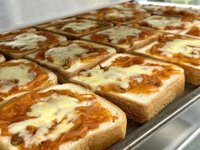 ピザチーズをふってオーブンで焼いて完成です