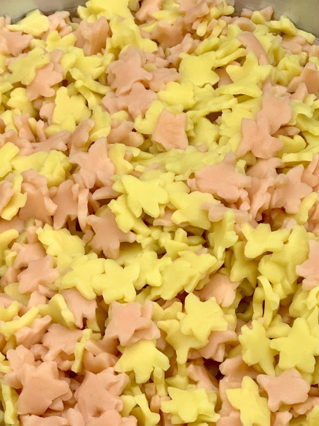 星型かまぼこを使いました。黄色はかぼちゃ、オレンジは人参の色素由来の商品です。