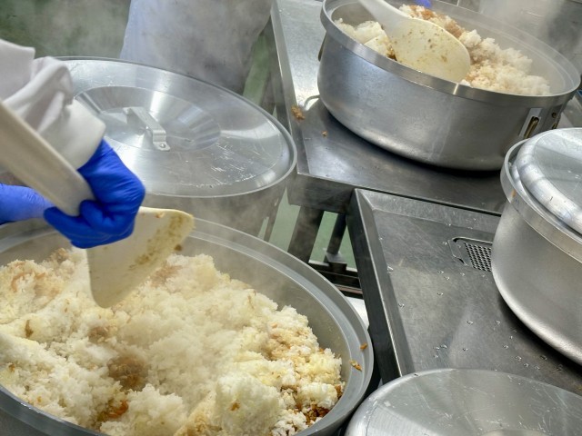 炊き上がったごはんに具を混ぜ込みます。