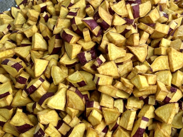 さつまいもは素揚げしました。