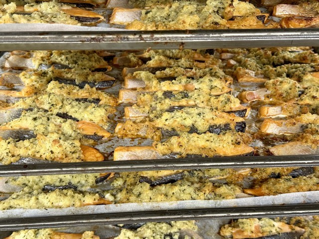 レモン汁、にんにく、パセリ、白ワイン、マヨネーズ、パン粉を混ぜて酒に乗せて焼きました。