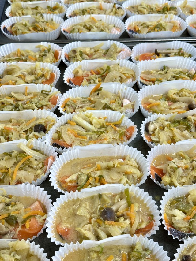 鮭に具をのせて焼きます。