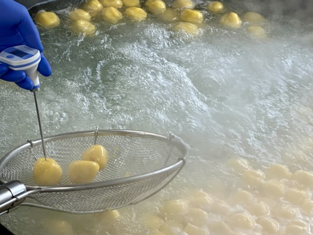 だんごの生地にかぼちゃを練り込みました