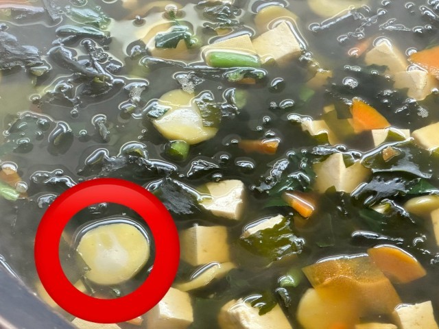 すまし汁のかまぼこは、満月にうさぎのシルエットが描かれています