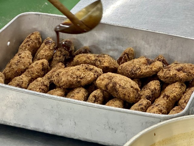 クラスごとに配缶し、ソースをかけて完成です