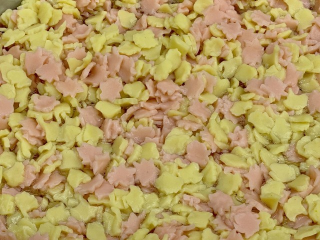 食品由来の色素を使用したかまぼこです。いちょうは人参、紅葉は南瓜の色素です。