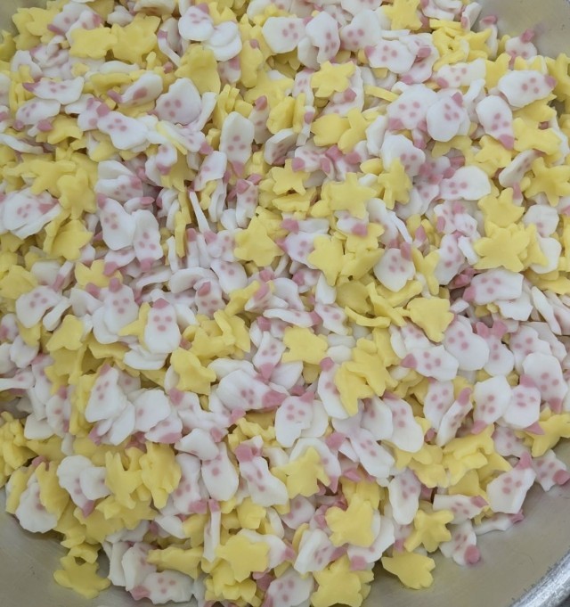 今日は雪だるまと星の形の蒲鉾を使いました。