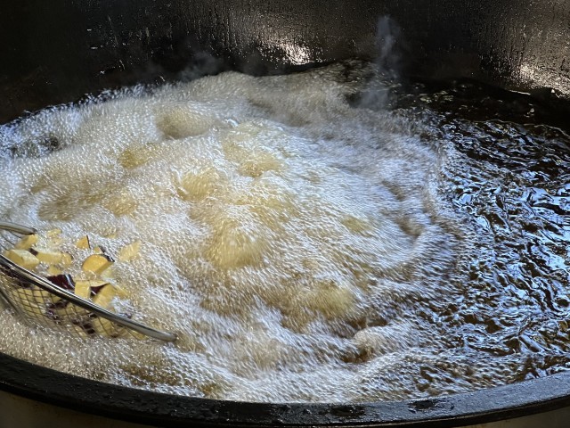 さつまいもを素揚げしている様子