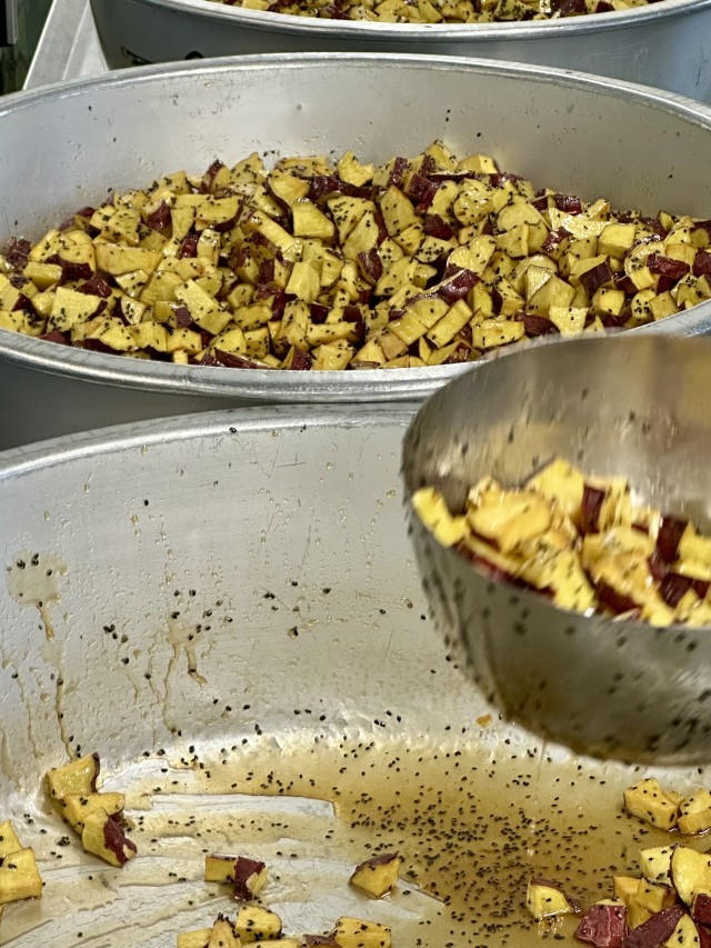 水、三温糖、水飴で蜜を作り、絡める