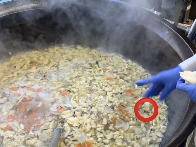 ひっつみ汁は、青森県南部から岩手県北部いかけて伝わる郷土料理です。小麦粉を水でこねて耳たぶくらいの柔らかさにし、それを薄くのばして手で「ひっつまむ(ちぎる)」ようにして鍋に入れ、季節野菜や鶏肉などと一緒に煮込んだものです。