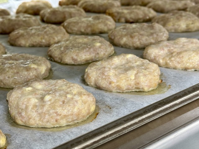 豚肉、鶏肉、豆腐、たけのこ、パン粉、玉ねぎ、塩こうじ、みりん、片栗粉で作りました。あんをかけて完成です。