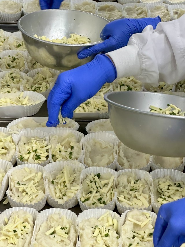 チーズをかけてオーブンで焼きます