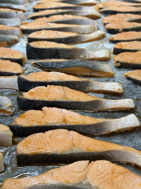 鮭は生姜と酒で臭みをとり、焼いてから照り焼きのたれをかけました。