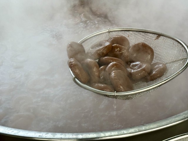 丸めて茹でます。