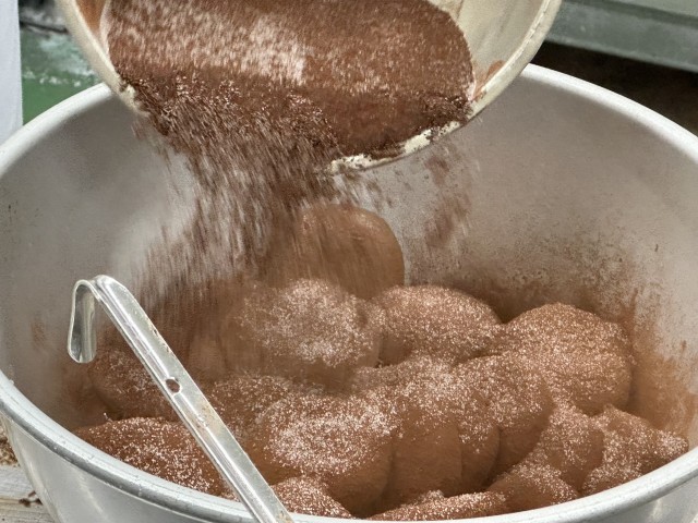 ピュアココア、グラニュー糖、塩をまぶします。