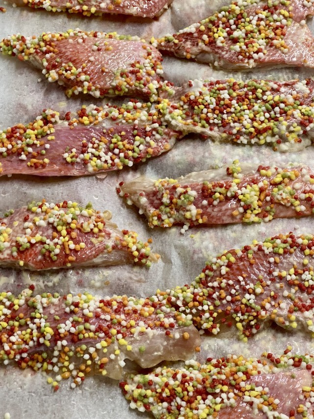 ぶぶあられをまぶして揚げます