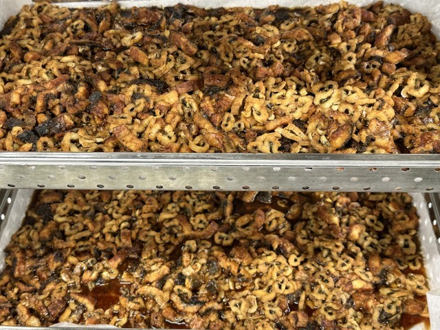 穴子とうなぎの蒲焼きを蒸します